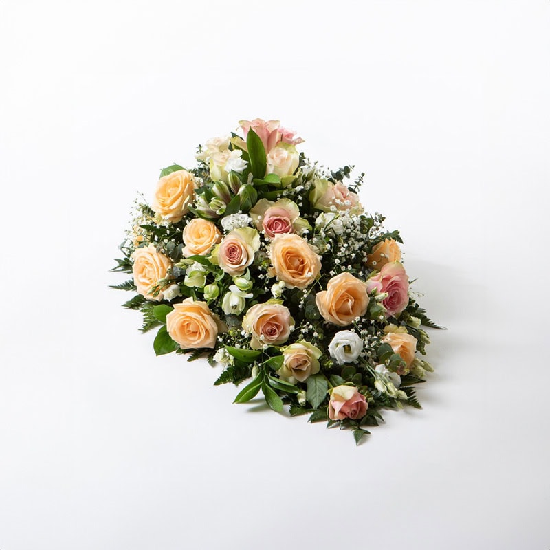 Båredekorasjon fersken og rosa liten begravelse bisettelse blomster