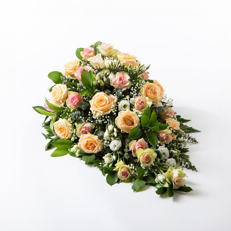 Båredekorasjon fersken og rosa medium begravelse bisettelse blomster