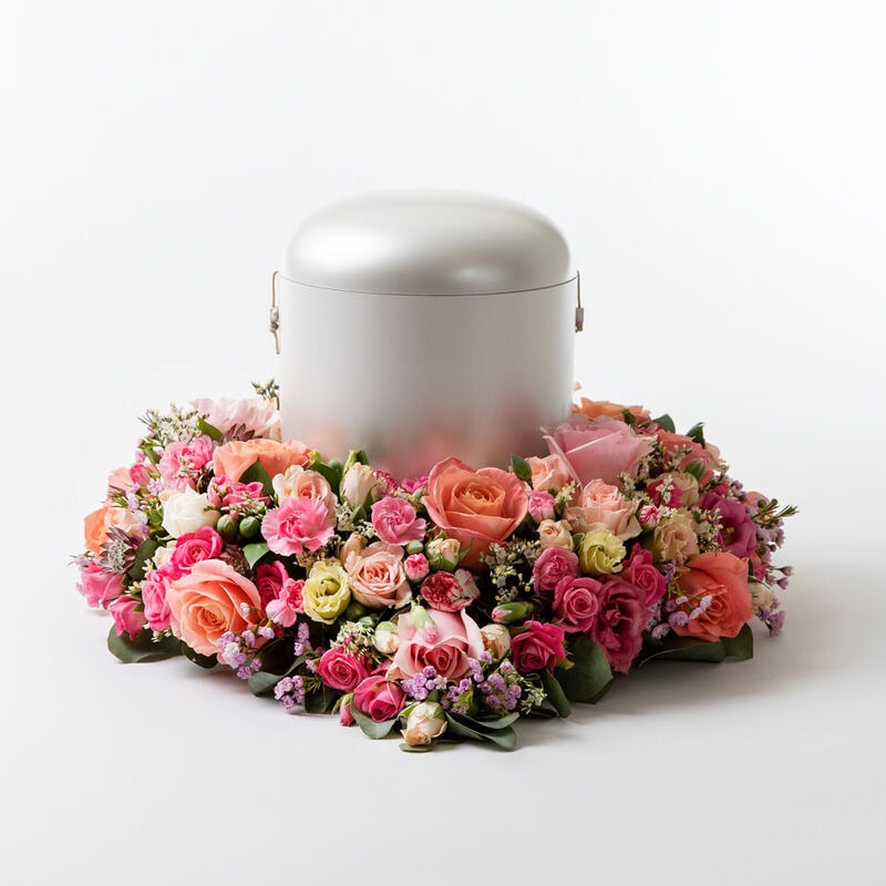 Urnekrans fersken og rosa bisettelse blomster
