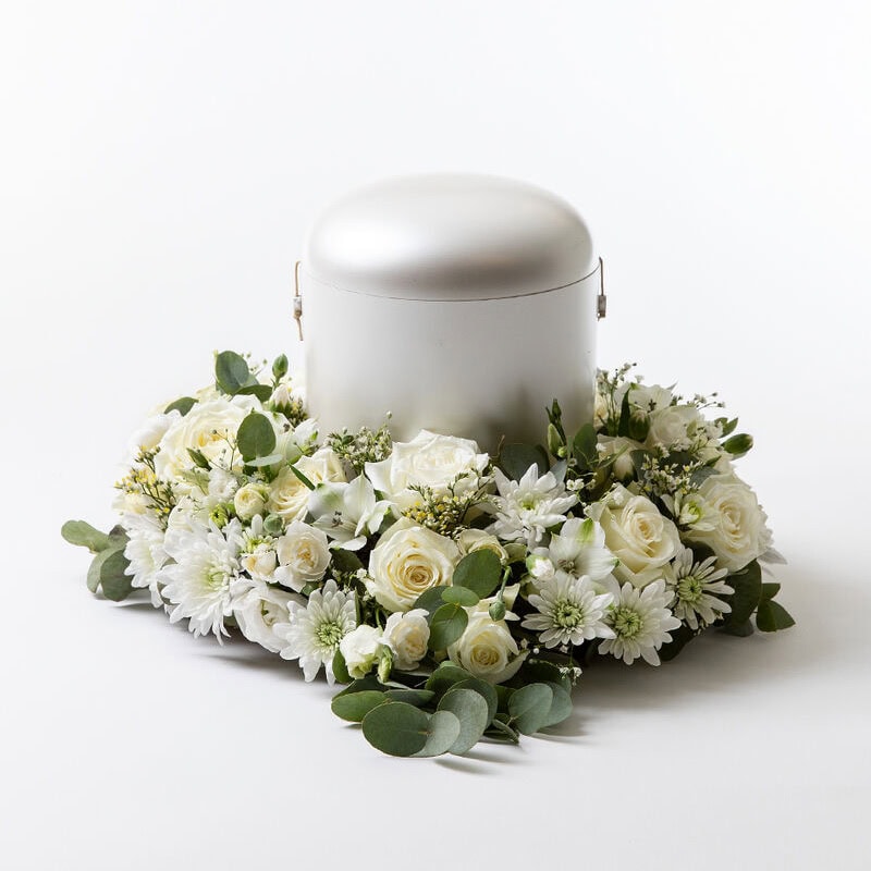 Urnekrans hvit bisettelse blomster