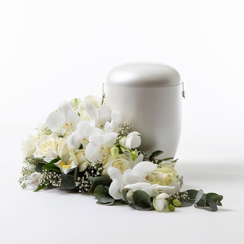 Urnedekorasjon hvit lav bisettelse blomster